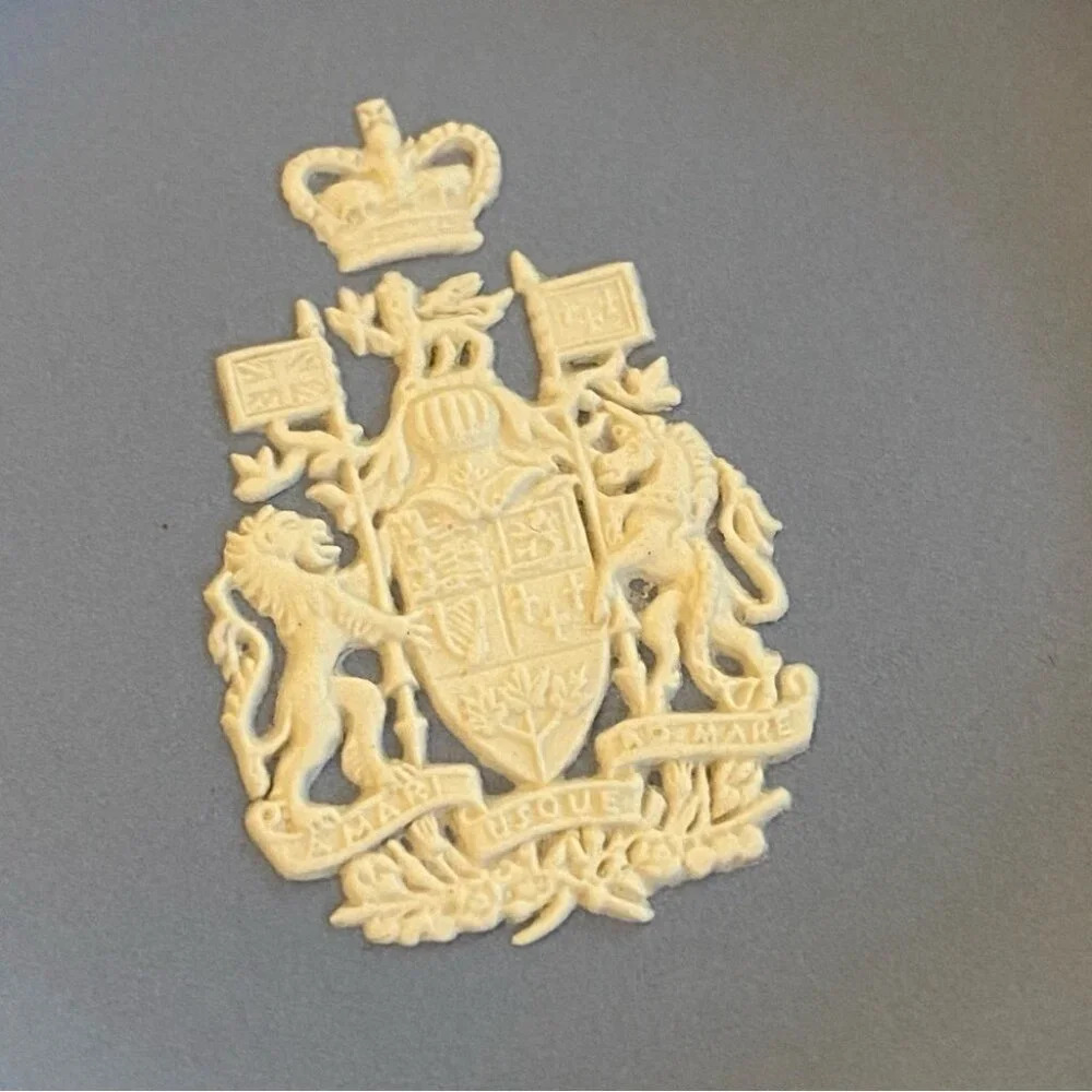 Wedgwood Jasperware Canada Coat of Arms Small Dish - Picture 5 of 11